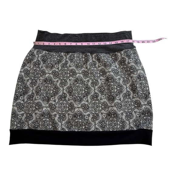 Black & White Lace Print Pattern Skirt - Size XL - Picture 3 of 6